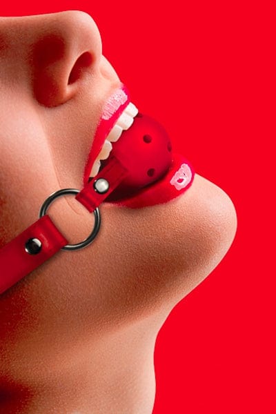 Bâillon en cuir avec boule rouge en plastique Gag Ball SM - Ouch!