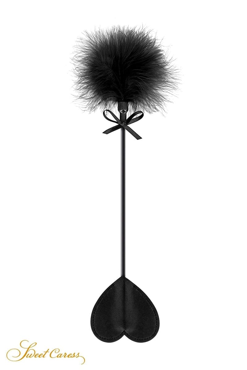 Cravache d’initiation au BDSM soft coeur avec pompon plumes noir - Sweet Caress