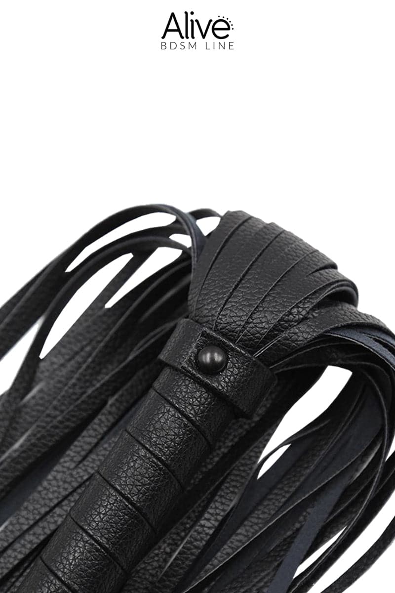 Martinet fouet en simili cuir 40 lanières noir accessoire bdsm - Alive