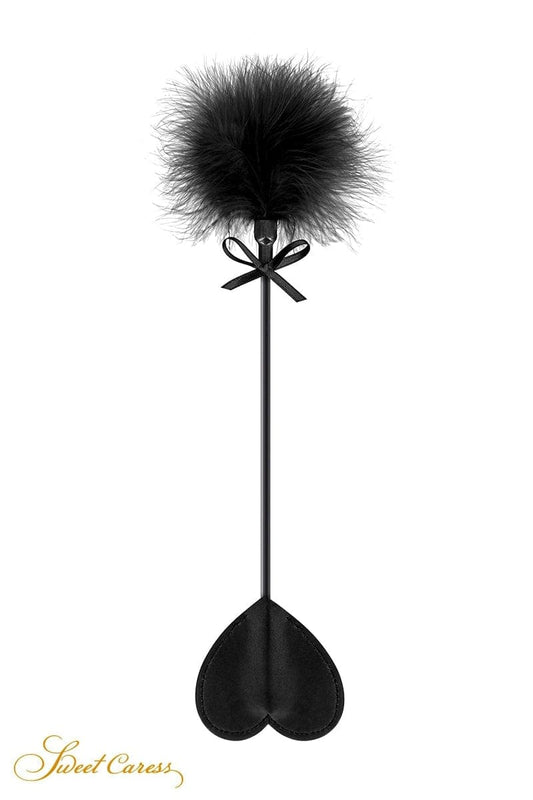 Cravache d’initiation au BDSM soft coeur avec pompon plumes noir - Sweet Caress